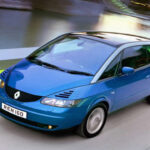 Extraño, único y difícil de clasificar. El Avantime mezclaba monovolumen y coupé sin complejos. Su diseño fue incomprendido, pero hoy se valora su valentía: un coche conceptual llevado a producción con motor V6 y una silueta irrepetible.