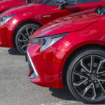 El Corolla se hizo popular por ofrecer un consumo reducido y una mecánica sencilla. Es un coche pensado para durar, con pocas averías y costes de mantenimiento bajos. Las versiones híbridas actuales elevan aún más la eficiencia.