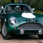 Una de las colaboraciones más icónicas entre Aston Martin y Zagato. Solo 19 unidades originales, con carrocería artesanal italiana y mecánica británica. Su rareza y belleza lo convierten en uno de los clásicos más caros, superando los 9 millones en subastas.
