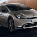 MSRP 2026: $28,550 | Costo mantenimiento 5 años: $5,361
El Prius sigue siendo un híbrido popular por su increíble eficiencia (hasta 57 mpg combinados) y confiabilidad. Puede recorrer unos 40 millas en modo eléctrico solo, combinando tecnología con un precio razonable.