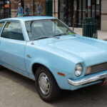 Nació en 1970 como respuesta a la demanda de autos pequeños, pero quedó marcado por problemas graves de seguridad en el tanque de combustible. A pesar de vender millones de unidades, su reputación quedó dañada y terminó desapareciendo en 1980.