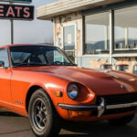 Simple, liviano y con un diseño que envejeció mejor que muchos deportivos actuales. El 240Z tiene proporciones perfectas y una conducción directa que conecta al piloto con la ruta. No necesita exagerar: su elegancia habla sola.