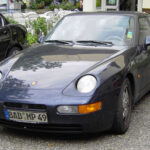 Una evolución profunda del 944 que casi nadie valoró en su momento. Con 240 hp y años de desarrollo encima, ofrecía un rendimiento sólido y una conducción refinada. Su equilibrio entre confort y deportividad lo ponía al nivel de deportivos más famosos, pero sin el reconocimiento.