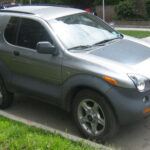 El Isuzu VehiCross fue una propuesta adelantada en concepto y ejecución. Mezclaba diseño extremo con capacidades off-road reales y soluciones técnicas innovadoras. Aunque su estética dividía opiniones, anticipó el camino de los SUV deportivos modernos.