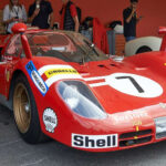El Ferrari 512 S llevó a la marca a pelear al máximo nivel en carreras de larga duración. Con más de 550 CV, fue la respuesta directa a Porsche en Le Mans. Aunque la competencia era feroz, consolidó a Ferrari como protagonista en el endurance.