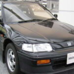 Difícil de encasillar, el CRX era un deportivo compacto de dos plazas con enfoque en eficiencia. Su diseño tipo Kammback lo hacía aerodinámico y liviano, ofreciendo buena respuesta sin necesidad de gran potencia. Era raro, pero muy divertido de manejar.