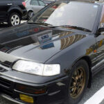 Más liviano que el Civic y con el mismo motor B16A, el CR-X SiR era aún más ágil. Su tamaño compacto y excelente respuesta lo hicieron ideal para proyectos de alto rendimiento. Hoy mantiene un fuerte culto entre preparadores.