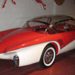 El Buick Centurion fue presentado como un ejercicio futurista en los años 50. Su carrocería de fibra de vidrio y su cúpula transparente lo hacían parecer una nave espacial sobre ruedas.

Incluía incluso una cámara trasera con pantalla en el salpicadero, algo revolucionario para la época. Sin embargo, la gama de producción de Buick siguió un camino mucho más conservador.