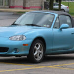 El Mazda MX-5 Miata nació como un roadster sencillo, sin pretensiones de competir con deportivos de alta gama. Su filosofía era ofrecer diversión pura al volante.

Esa combinación de ligereza, equilibrio y simplicidad lo convirtió en uno de los deportivos más queridos y respetados de la historia.
