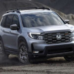El Honda Passport es uno de esos SUV que quedan en tierra de nadie dentro de la gama. Situado entre el CR-V y el Pilot, no tiene el volumen de ventas de ninguno de los dos, pero técnicamente comparte gran parte de su base mecánica y su enfoque de fiabilidad. Su motor V6 atmosférico y su configuración orientada al confort lo hacen especialmente sólido para viajes largos y uso familiar. Es un modelo que destaca por su equilibrio general, pero que el público no termina de encajar en un segmento cada vez más saturado.