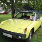 El 914/4 es recordado como el Porsche “lento”. Su motor de 80 CV lo dejaba muy lejos del rendimiento esperado de la marca. A pesar de su chasis liviano y buena dinámica, las prestaciones eran modestas incluso para su época.