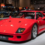 El Ferrari F40 es probablemente el último Ferrari “analógico” puro. Aunque la marca anunciaba 201 mph, múltiples pruebas lo situaron por encima de esa cifra. Su V8 biturbo de 2.9 litros y su construcción ultraligera le permitían superar expectativas en una época donde la aerodinámica aún era más artesanal que digital.