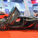 El Aventador SVJ representa el final de una era puramente atmosférica para Lamborghini. Su motor V12 de 6.5 litros desarrolla 770 CV y le permite alcanzar 217 mph. Su aerodinámica activa ALA 2.0 ajusta el flujo de aire en tiempo real, algo clave para su comportamiento en circuito y en Nürburgring.