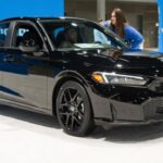 El Honda Accord 2026, desde 29.590 dólares, es uno de los competidores más sólidos del Camry. Kelley Blue Book y Consumer Reports lo sitúan entre los modelos más fiables del mercado, algo clave para compradores racionales.

Su versión híbrida logra hasta 48 mpg, mientras que también presume de interior amplio, comportamiento dinámico y diseño elegante. Para muchos conductores, ofrece una experiencia más deportiva sin perder comodidad.