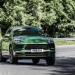 El Porsche Macan S 2019 aparece entre 24.995 y 29.550 dólares y representa una oportunidad difícil de ignorar. Mantiene la dirección precisa típica de Porsche, un chasis muy equilibrado y un habitáculo de calidad con cuero y buen espacio interior. Por el precio de un CR-V nuevo, aquí se obtiene uno de los SUV con mejor comportamiento dinámico del mercado.