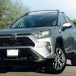 El Toyota RAV4 es uno de los SUV más vendidos del mundo por una razón clara: durabilidad. Su alto valor de reventa y su bajo coste de mantenimiento lo posicionan como una opción extremadamente racional. También destaca por su paquete de asistentes de conducción, que mejora la seguridad en todo tipo de trayectos.