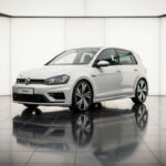 El Golf R mantiene la imagen sobria del clásico compacto alemán, pero bajo esa carrocería se esconde un sistema de tracción total y un motor turbo de altas prestaciones. Su aceleración y estabilidad lo colocan muy por encima de lo que su estética sugiere.