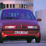 El BMW E1 fue uno de los primeros intentos serios de la marca por desarrollar un coche eléctrico desde cero. Compacto, ligero y completamente funcional, anticipó conceptos que no llegarían a producción hasta décadas después con el BMW i3. Su importancia histórica es mucho mayor que su fama pública.