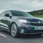 El Mégane eléctrico representa una evolución clara en diseño y tecnología. Ofrece buen espacio interior, con 440 litros de maletero, y una autonomía cercana a las 280 millas. Su motor de 220 CV permite una aceleración ágil, mientras que su interior moderno y bien aprovechado lo posiciona como una opción muy equilibrada dentro del segmento compacto.