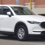 El Mazda CX-5 es el SUV ideal si buscas confort, espacio y costes contenidos. Es fácil de conducir y aparcar, pero también lo suficientemente amplio para el uso familiar. Además, destaca por su fiabilidad, siendo una opción especialmente recomendable para conductores jóvenes.