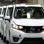 Honda canceló los modelos Honda 0 SUV, Honda 0 Saloon y Acura RSX, con años de desarrollo y una planta Marysville completamente reconfigurada para EVs. La pérdida proyectada alcanzó 15.700 millones de dólares, convirtiendo un beneficio operativo esperado de 3.500 millones en una posible pérdida de 3.600 millones, y marcando el primer año de pérdidas desde 1957.