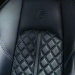 El protector de tela y tapicería se vende como un escudo contra derrames y desgaste diario. El problema es que el margen de beneficio para el concesionario es muy alto, mientras que la utilidad real es limitada. Salvo que tengas una necesidad muy específica, este extra suele favorecer más al vendedor que al comprador.