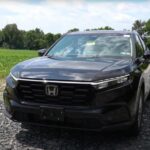 El Honda CR-V 2025 híbrido es otra opción destacada, ofreciendo hasta 39 MPG combinados y costos de mantenimiento bajos. Sus versiones de gasolina alcanzan entre 28 y 34 MPG, y con un precio de $30,850, este SUV espacioso y refinado combina robustez, eficiencia y tranquilidad para conductores que quieren evitar visitas inesperadas al taller.