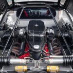 En el corazón del Enzo late un V12 de 6.0 litros (Tipo F140) que entrega 660 caballos de fuerza. Este motor, con doble árbol de levas y cuatro válvulas por cilindro, ofrece una respuesta inmediata y lineal, algo cada vez más raro en la era turbo. Acelera de 0 a 100 km/h en apenas 3,65 segundos, mientras que los frenos carbocerámicos Brembo garantizan una frenada consistente incluso en condiciones extremas.