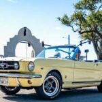 El Mustang GT Convertible definió un nuevo concepto de diversión. Con su rugido V8 y apariencia de rally, los viajes de verano se volvían inolvidables. La versión GT añadía doble escape y un toque más agresivo, consolidando su lugar como ícono de los convertibles clásicos estadounidenses. Su audacia sigue siendo su sello distintivo.