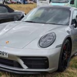 El Porsche 911 es un icono que combina lujo y rendimiento. La gama 2023 ofrece desde el emocionante Carrera hasta el GT3 pensado para circuito, manteniendo la silueta clásica que tanto admiran sus fans. Precisión en la conducción y potencia excepcional aseguran que siga siendo un coche deseado por coleccionistas y conductores apasionados.