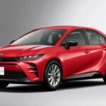 El Corolla Cross 2027 abandona su antiguo aspecto “mini-RAV4” para ganar identidad urbana. Su perfil dinámico y frontal estilizado lo hace ideal para jóvenes y primeras compras. Las versiones híbridas superan los 5 litros por 100 km en ciudad, mientras que el interior integra pantallas centrales más grandes y clusters digitales configurables, mejorando la percepción de calidad y conectividad. Su precio estimado es de unos 25.000 dólares, manteniendo buena revalorización histórica.