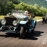 El Rolls-Royce Silver Ghost elevó el estándar de refinamiento. Su seis en línea de hasta 7.4 litros era extraordinariamente silencioso y fiable, cualidades que consolidaron la reputación de Rolls-Royce como referente mundial en lujo.