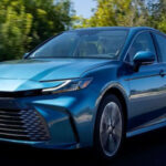 El Toyota Camry ya no tiene versión solo gasolina: ahora es híbrido en toda la gama. Con unos 48 mpg reales, ofrece una de las mejores relaciones entre tamaño, confort y consumo. Toyota tomó una decisión radical, y el mercado le está dando la razón.