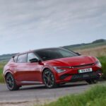 El Kia EV6 combina un diseño coupé con excelente conducción y tiempos de carga rápidos, superando a la mayoría de competidores. Las versiones Air de tres años se encuentran alrededor de 20.000 €, con la recomendación de optar por la trasera de 74 kWh para un rango real de unos 386 km. Su garantía de siete años proporciona tranquilidad adicional al comprarlo de segunda mano.