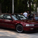 El Accord combina confiabilidad mecánica con una estructura que envejece mejor que la media. Sus motores, especialmente los de cuatro cilindros, toleran uso intensivo sin perder eficiencia. A esto se suma una suspensión que se desgasta de forma predecible y una electrónica poco problemática. Con buen mantenimiento, no se vuelve frágil con los años, sino cada vez más fácil de convivir.