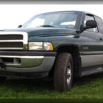 La RAM 2500, equipada con el reconocido motor Cummins, es una de las favoritas entre los usuarios que buscan longevidad. Su capacidad de remolque y su resistencia estructural la convierten en una pick-up preparada para durar décadas con el cuidado adecuado.