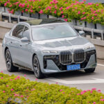 El BMW 7 Series representa un caso típico: lujo extremo con depreciación extrema. La demanda de grandes berlinas premium ha caído, y sus elevados costes de mantenimiento reducen su atractivo en el mercado de segunda mano.