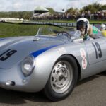 El Porsche 550 Spyder revolucionó el concepto de coche deportivo al priorizar la ligereza sobre la potencia. Con un motor de 1.5 litros y apenas 135 CV, su peso de solo 590 kg le permitía alcanzar los 240 km/h. Fue extremadamente exitoso en competición, con 95 victorias en 370 carreras, y se ganó el apodo de “matagigantes” por derrotar a rivales mucho más potentes.