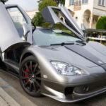 El SSC Ultimate Aero demostró que Estados Unidos podía competir con los gigantes europeos. Fabricado por SSC North America, este modelo logró un récord Guinness al alcanzar 257,41 mph, superando al Bugatti Veyron. A pesar de su rendimiento excepcional, su diseño y calidad percibida no estuvieron a la altura de sus rivales, lo que limitó su éxito comercial. Aun así, sus 24 unidades vendidas consolidan su lugar como uno de los coches más rápidos de su época.