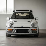 El Ford RS200 Evolution era simplemente excesivo: 600 CV en un coche diseñado para tierra y grava. Formó parte de la brutal era del Grupo B de rally, donde la potencia superaba la capacidad de control. Su peligrosidad fue uno de los motivos que llevó a la cancelación de esta categoría legendaria.