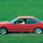 El BMW Serie 6 E24 combina elegancia, fiabilidad y placer de conducción. Equipado con motores de seis cilindros, es un gran turismo ideal para largas distancias. Las versiones 635 CSi son especialmente codiciadas, mientras que las variantes M ya alcanzan precios elevados. Con precios desde £23.000, su margen de revalorización sigue vigente.