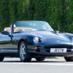 El TVR Chimaera fue el modelo más vendido de la marca, gracias a su equilibrio entre brutalidad y usabilidad. Compartía base con el Griffith, pero ofrecía mayor confort y practicidad. Con motores V8 de hasta 340 CV, logró atraer a un público más amplio sin perder la esencia salvaje de TVR.