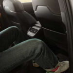 A pesar de ser más compacto que el R1S, ofrece buen espacio para pasajeros y carga. Su diseño optimiza altura y distancia entre ejes para mayor comodidad en viajes largos.