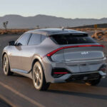 El EV6 apuesta por diseño moderno y alto rendimiento. Sus versiones más potentes alcanzan cifras de superdeportivo, mientras que las variantes estándar ofrecen un balance sólido entre eficiencia y alcance, posicionándolo como uno de los EV más completos del segmento.