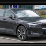 El Polestar 2 aparenta ser una opción premium dentro de los eléctricos, pero su fiabilidad deja mucho que desear. Con una puntuación de apenas 5 sobre 100, presenta fallos electrónicos frecuentes. Su conducción dura y su espacio interior limitado lo sitúan por detrás de muchos rivales más equilibrados.