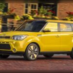 El Kia Soul 2016 es un vehículo compacto versátil, con versión eléctrica de hasta 105 MPGe. Reconocido por J.D. Power en 2019 por su fiabilidad, este modelo combina diversión al volante, eficiencia y coste asequible, siendo una opción interesante para quienes buscan un coche distinto y duradero.
