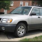 El Subaru Forester no llama la atención a primera vista, pero su sistema de tracción integral simétrica y el motor bóxer opuesto entregan rendimiento superior al precio. Mecánicos destacan que los Forester son vehículos consistentes incluso en condiciones adversas y que sus propietarios muestran lealtad silenciosa gracias a años de experiencia confiable en carretera y clima extremo.