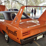 Con una estética aún más radical que el Daytona, el Superbird nació en 1970 para homologación en NASCAR. Su diseño fue criticado en su época, pero hoy es uno de los muscle cars más valorados. Su baja producción y opciones como el motor HEMI lo hacen especialmente codiciado.