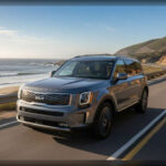 Kia sorprendió al mercado con un SUV que ofrece un nivel de lujo inesperado por su precio. Su doble techo panorámico aporta gran luminosidad, mientras que el cuadro digital recuerda a modelos deportivos de alta gama. La suspensión está diseñada para absorber baches con gran eficacia, logrando una conducción suave y sólida, muy cercana a la de SUV alemanes de mayor coste.