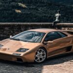 El Lamborghini Diablo, especialmente en sus versiones posteriores, utilizó faros del Nissan 300ZX. Un cambio que dejó atrás los clásicos faros escamoteables y modernizó su estética con componentes más eficientes.